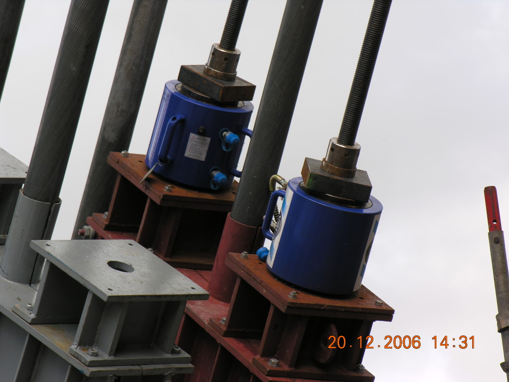 2 x 100 ton calibrated hollow jack used for tensioning