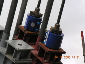 2 x 100 ton calibrated hollow jack used for tensioning